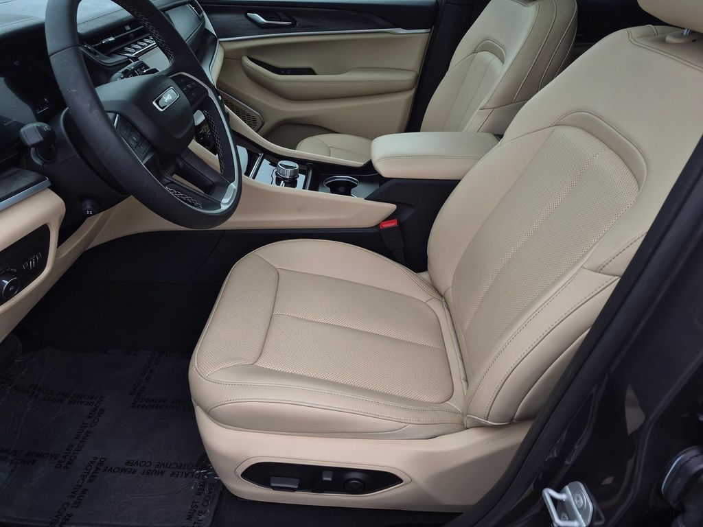 Used 2025 Jeep Grand Cherokee Limited w/ Luxury Tech Group II AWD/4WD image 12
