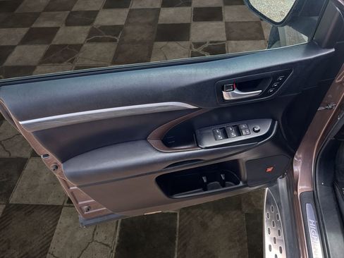 Used 2018 Toyota Highlander Limited FWD image 21