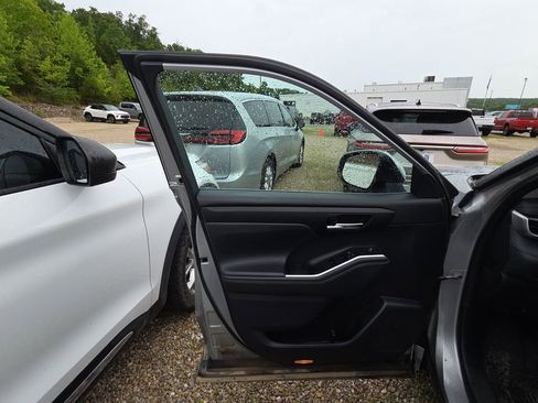 Used 2021 Toyota Highlander XLE AWD/4WD image 7
