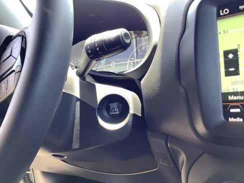 Used 2021 Jeep Renegade Latitude FWD image 16
