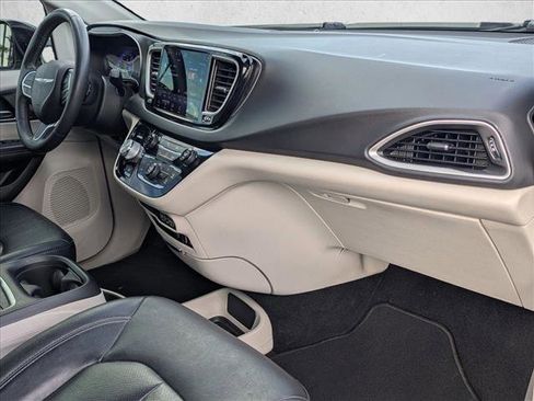 Used 2022 Chrysler Pacifica Touring-L image 22
