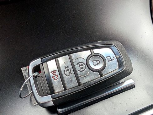 Used 2020 Ford Edge Titanium image 23