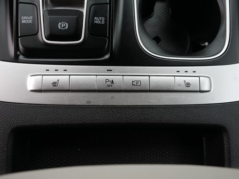 Certified 2024 Kia Carnival LX image 31