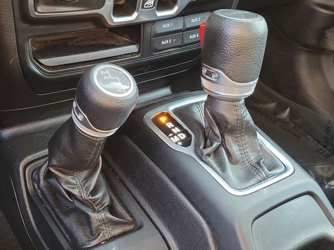 Used 2022 Jeep Gladiator Sport image 31