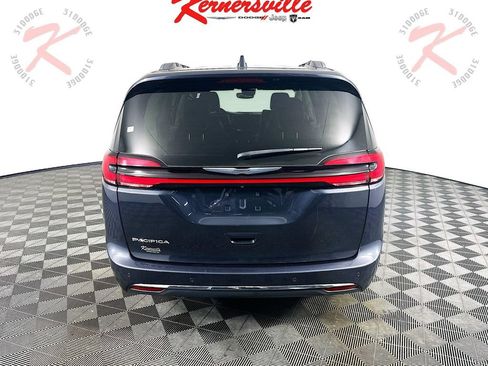 Used 2021 Chrysler Pacifica Touring-L FWD image 6