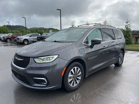 Used 2022 Chrysler Pacifica Touring-L w/ Uconnect Theater Family Group FWD image 1