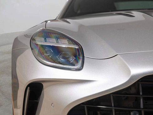 Used 2025 Aston Martin V8 Vantage Coupe image 15