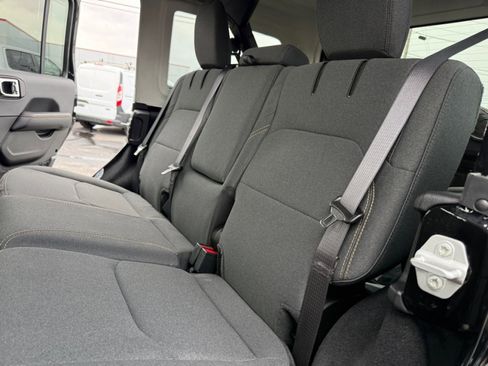 Used 2025 Jeep Wrangler Unlimited Sahara image 29