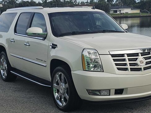 Used 2013 Cadillac Escalade ESV Luxury AWD/4WD image 7