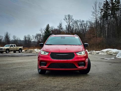 New 2026 Chrysler Pacifica Limited image 8