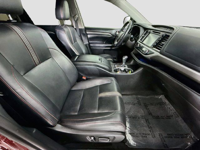 Certified 2019 Toyota Highlander SE w/ Nightshade Edition FWD image 31