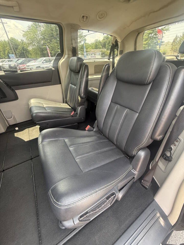 Used 2010 Chrysler Town & Country Touring Plus FWD image 17