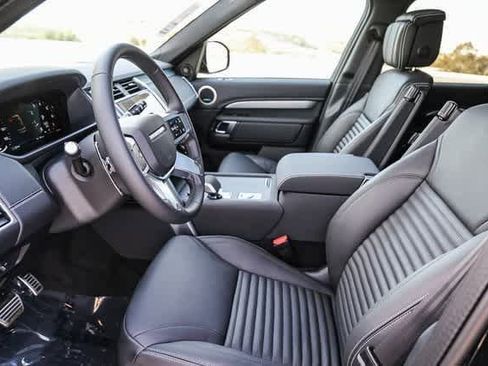 New 2025 Land Rover Discovery Dynamic SE image 19