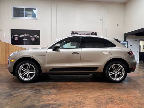 Used 2017 Porsche Macan BASE image 6