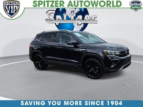 Used 2023 Volkswagen Taos SE w/ Panoramic Sunroof Package AWD/4WD image 3