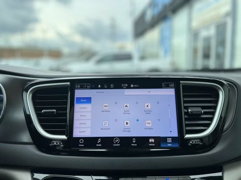 Used 2024 Chrysler Pacifica Touring-L FWD image 28