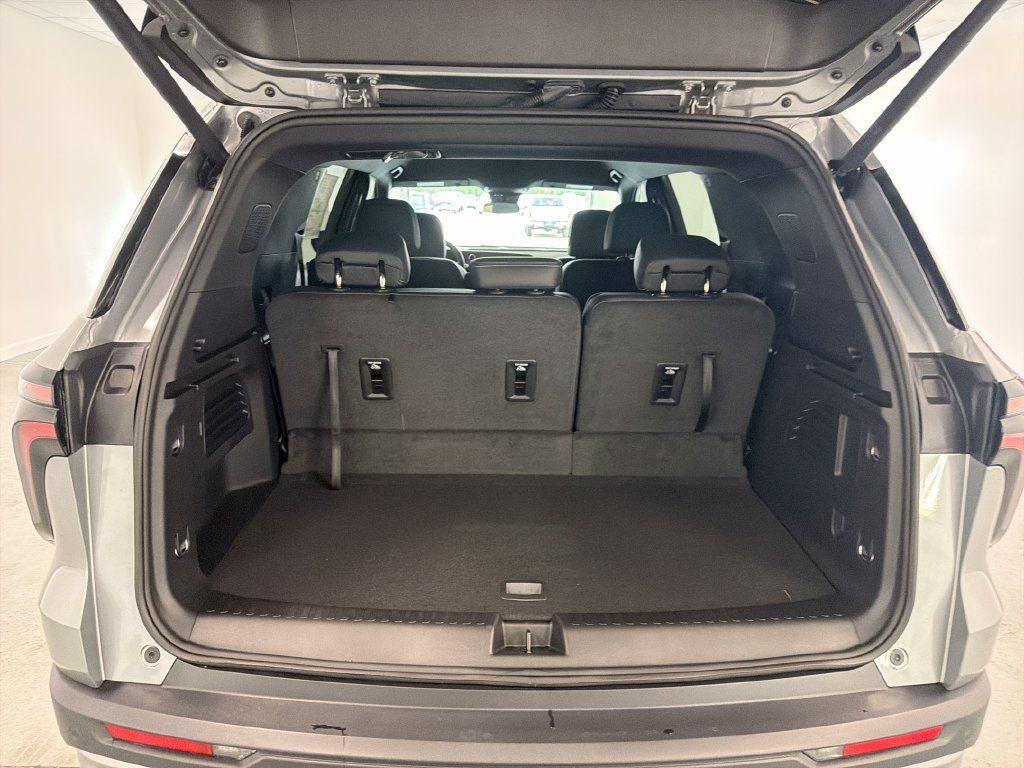 New 2027 Chevrolet Traverse LT FWD image 8