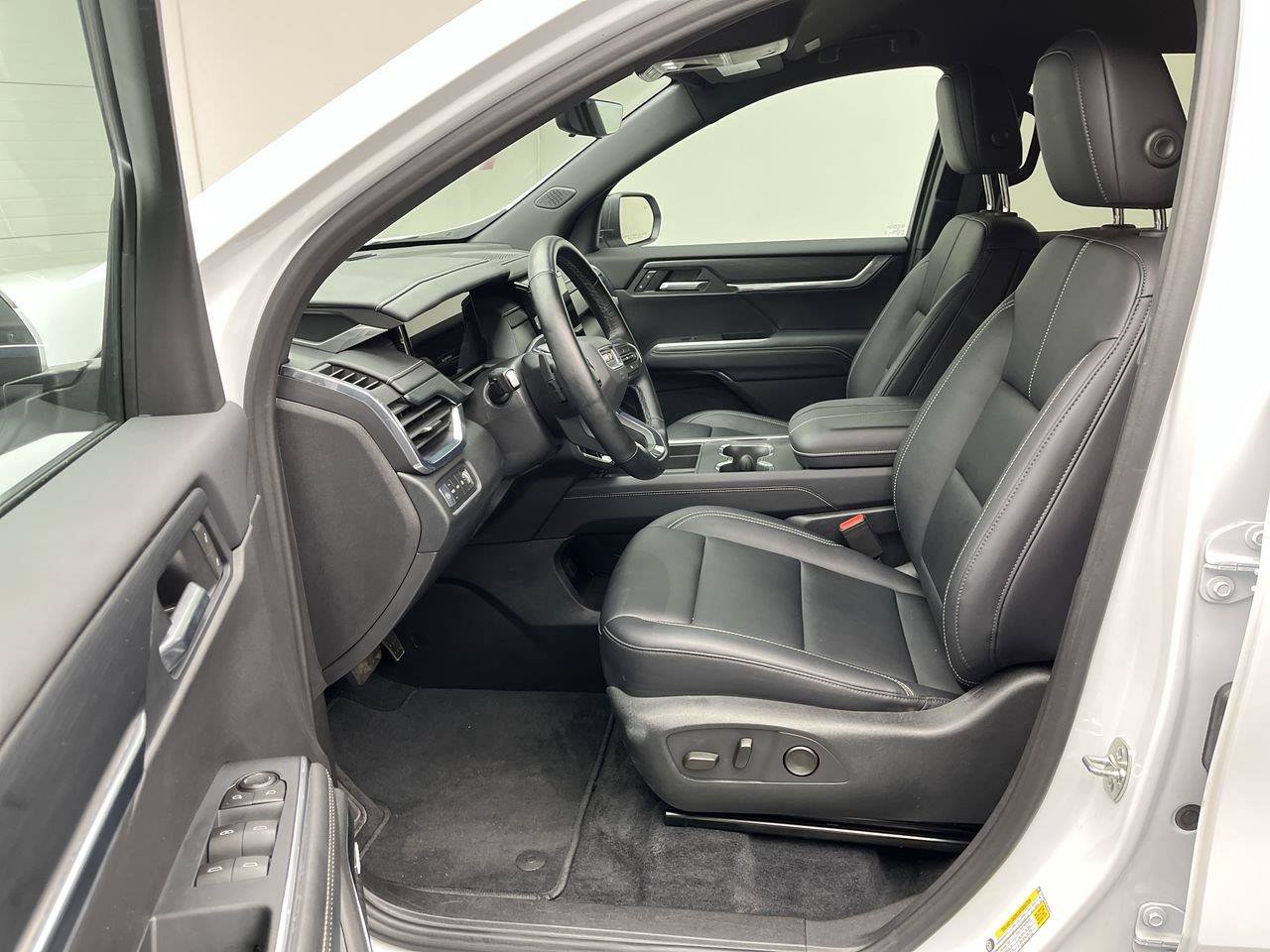Certified 2026 GMC Acadia Elevation w/ Elevation Premium Package AWD/4WD image 10