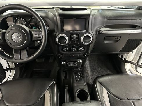 Used 2014 Jeep Wrangler Unlimited Rubicon w/ Max Tow Package AWD/4WD image 25