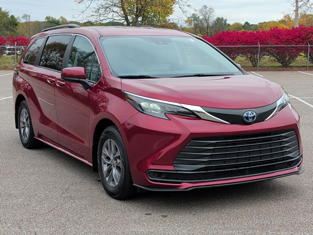 Certified 2024 Toyota Sienna LE AWD/4WD image 12