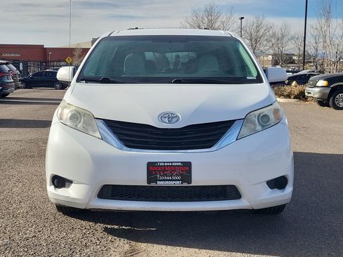 Used 2012 Toyota Sienna LE w/ Towing Pkg FWD image 9