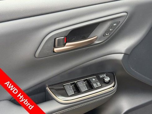 Used 2025 Toyota Crown Signia w/ Tow-Hitch Package (TMS) AWD/4WD image 18