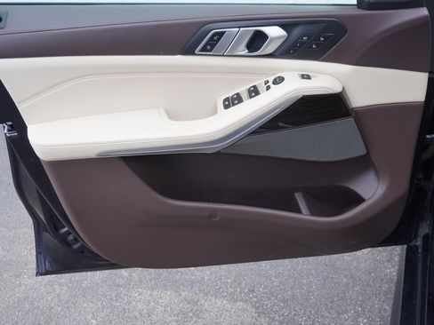 Used 2019 BMW X5 xDrive50i w/ M Sport Package image 11