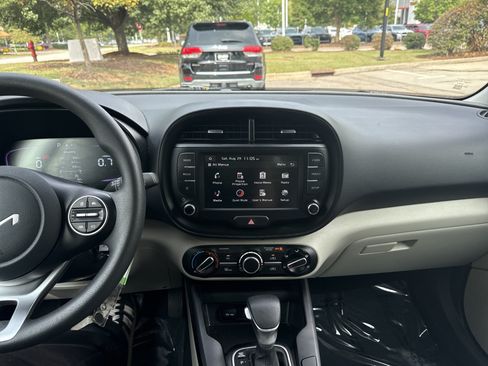 Used 2025 Kia Soul LX w/ LX Technology Package FWD image 29