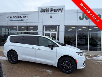 New 2026 Chrysler Pacifica Select