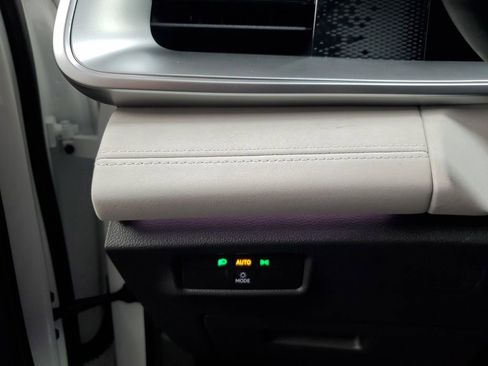 New 2025 Volkswagen Tiguan SE image 27