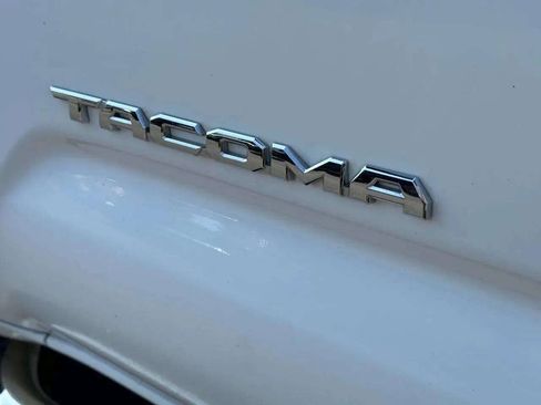 Used 2018 Toyota Tacoma SR5 AWD/4WD image 11