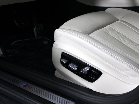 Used 2023 BMW 530e w/ M Sport Package image 11