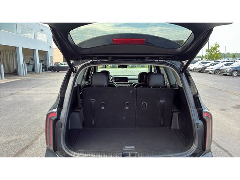 Used 2024 Kia Telluride EX w/ EX Captain's Chair Package FWD image 9
