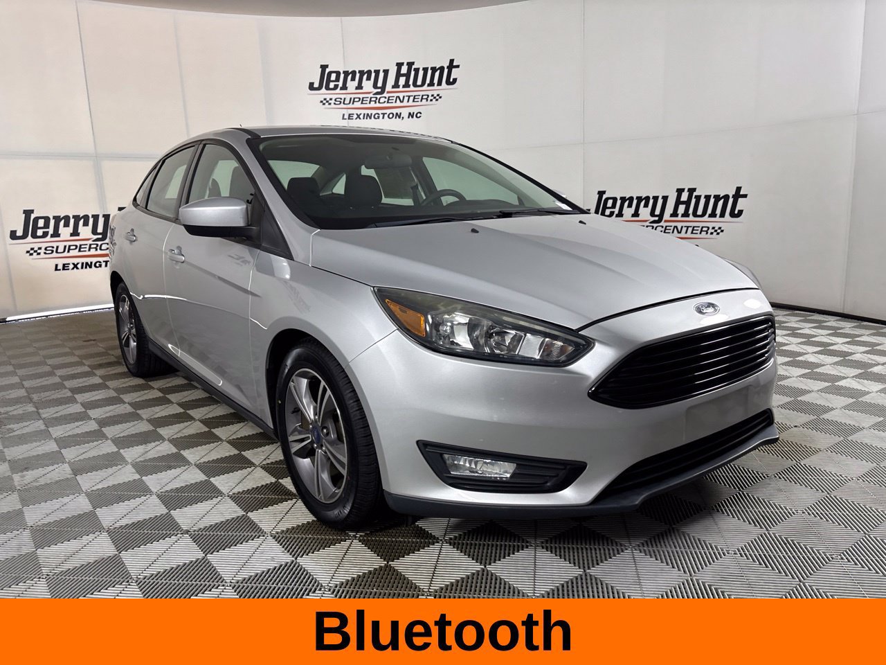 Used 2018 Ford Focus SE w/ SE Appearance Package FWD image 4