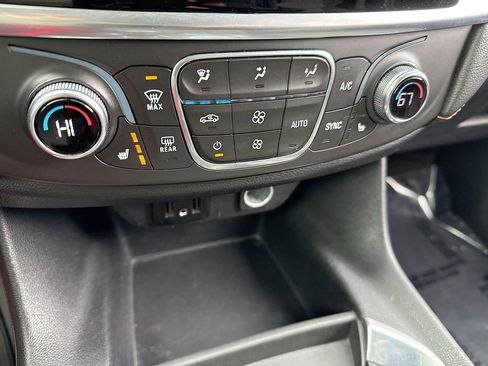 Used 2020 Chevrolet Traverse LT image 19