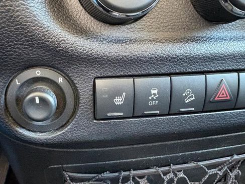 Used 2015 Jeep Wrangler Unlimited Sahara image 12