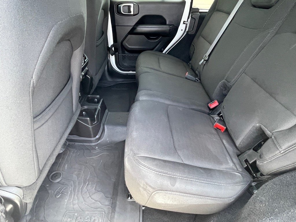 Used 2018 Jeep Wrangler Unlimited Sahara AWD/4WD image 11