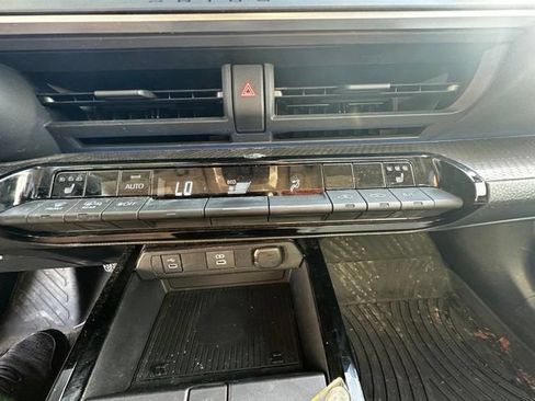 Used 2024 Toyota Prius XLE AWD/4WD image 12