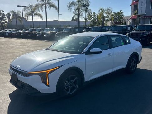 Used 2025 Kia K4 LXS image 1