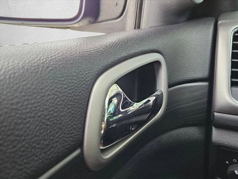 Used 2020 Jeep Grand Cherokee Altitude RWD image 18