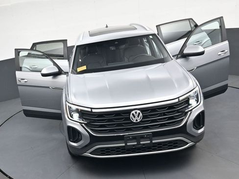 Used 2024 Volkswagen Atlas Cross Sport SE image 40