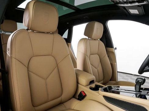 New 2026 Porsche Macan image 24