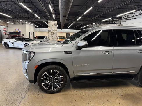 Used 2024 GMC Yukon SLT w/ SLT Luxury Package image 4