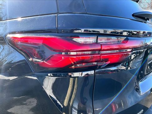 Used 2023 Chevrolet Traverse LT w/ Rear Camera Mirror Package image 34