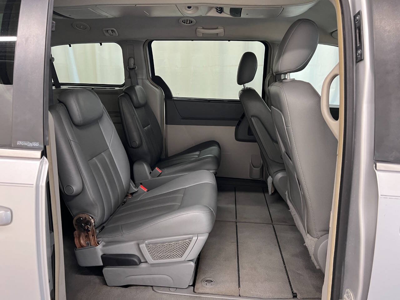 Used 2008 Chrysler Town & Country Touring FWD image 10