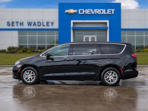 Used 2025 Chrysler Pacifica Select FWD image 4