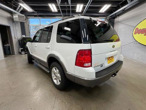 Used 2004 Ford Explorer XLT image 3