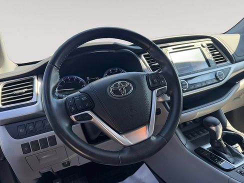 Used 2019 Toyota Highlander XLE AWD/4WD image 12