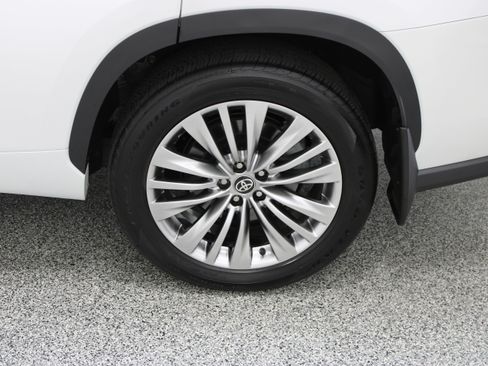 Used 2026 Toyota Highlander Platinum AWD/4WD image 9