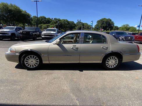 Used 2004 Lincoln Town Car Signature RWD image 4